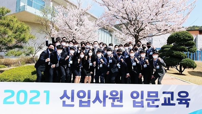 하이트진로는 신입사원을 선발하고 지난달 29일부터 일주일간 회사와 주류시장에 대한 입문교육을 진행했다.