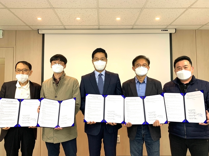 구재이 세무법인 굿택스 대표세무사(가운데)가 지난 13일 열린 업무협약식에서 기념사진 촬영을 하고 있다.(사진=세무법인 굿택스)