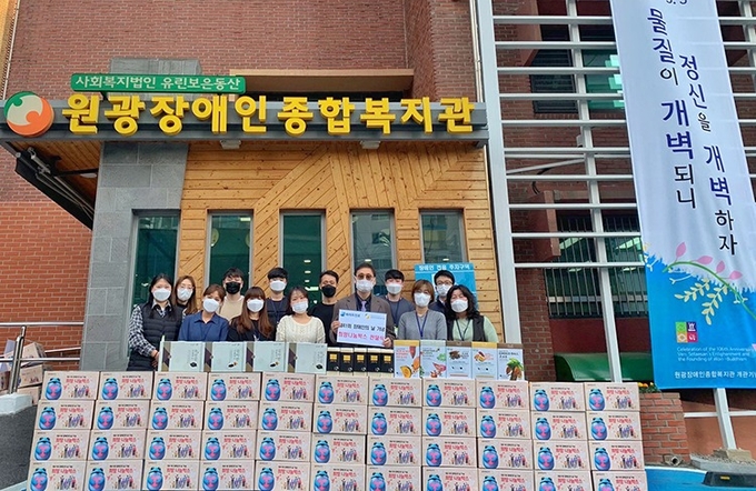 하이트진로는 장애인의 날을 맞아 장애인 400명에 쌀, 김 등으로 구성된 희망나눔박스를 전달했다.