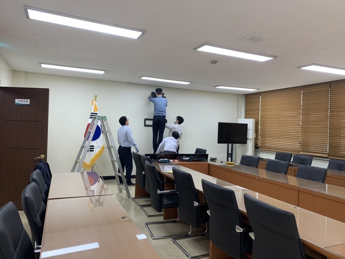 지난 22일 금천세무서는 3층 소회의실에 국산 중소기업 제품을 활용한 TV 모니터와 화상회의 카메라를 설치했다.