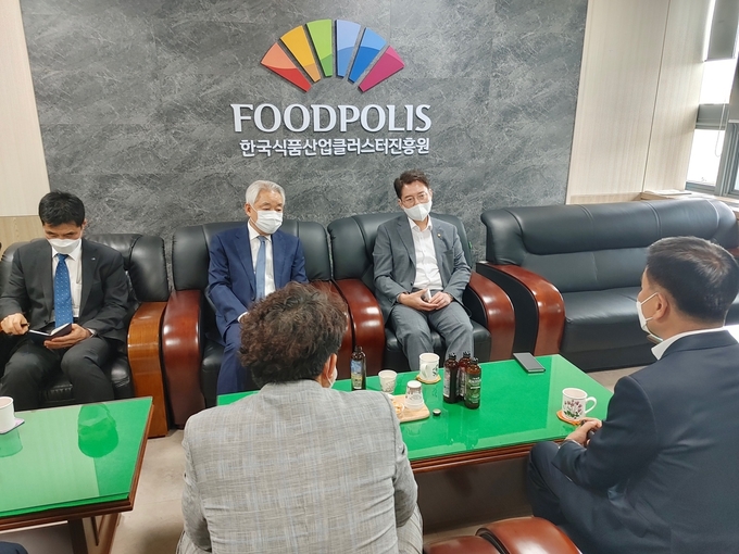 김수흥 의원(앞줄 오른쪽)은 23일 국가식품클러스터를 방문해 기업들의 애로사항을 듣고 투자유치 활동을 펼쳤다.