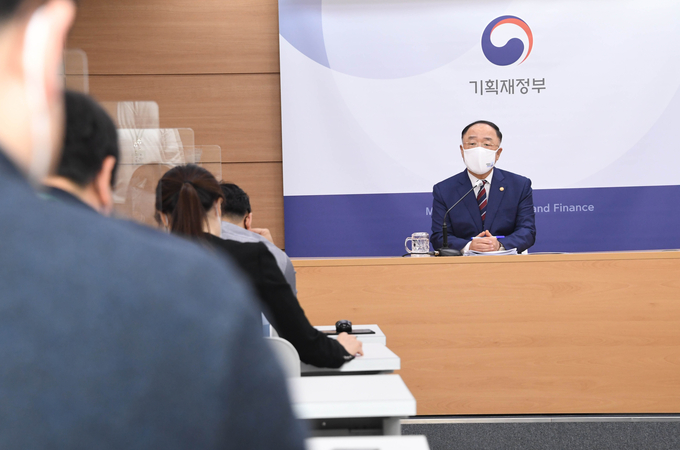 홍남기 부총리 겸 기획재정부 장관이 출입기자 간담회에서 모두발언을 하고 있다<사진=기재부>.