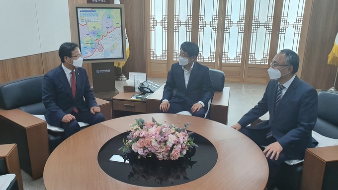 이금주 인천지방세무사회장이 소득세 신고 간담회에 앞서 오덕근 인천지방국세청장과 면담하고 있다.(왼쪽부터 이금주 회장, 오덕근 청장, 박광수 인천청 성실납세지원국장)