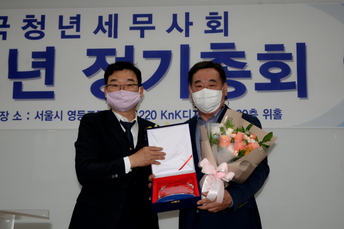 임종수 2대 회장(왼쪽)과 임채룡 전 서울지방세무사회장이 기념사진 촬영을 하고 있다.
