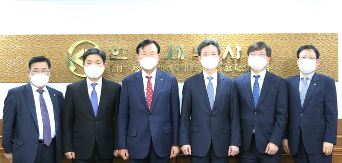 왼쪽부터 장경상 서울세무사회 부회장, 박달영 서울청 부가가치세과장, 김완일 서울세무사회장, 민주원 서울청 성실납세지원국장, 권승욱 서울청 소득재산세과장, 신기탁 서울세무사회 총무이사.
