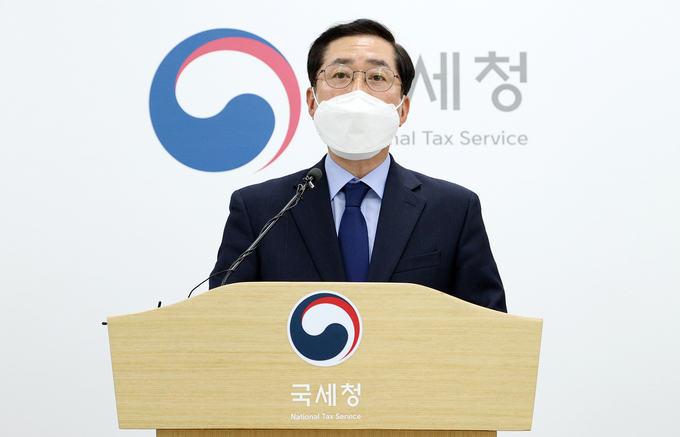 <strong><strong> </strong></strong>김진호 국세청 소득지원국장이 3일 국세청 기자실에서 근로·자녀장려금 신청 관련 브리핑을 하고 있다.(사진=국세청)
