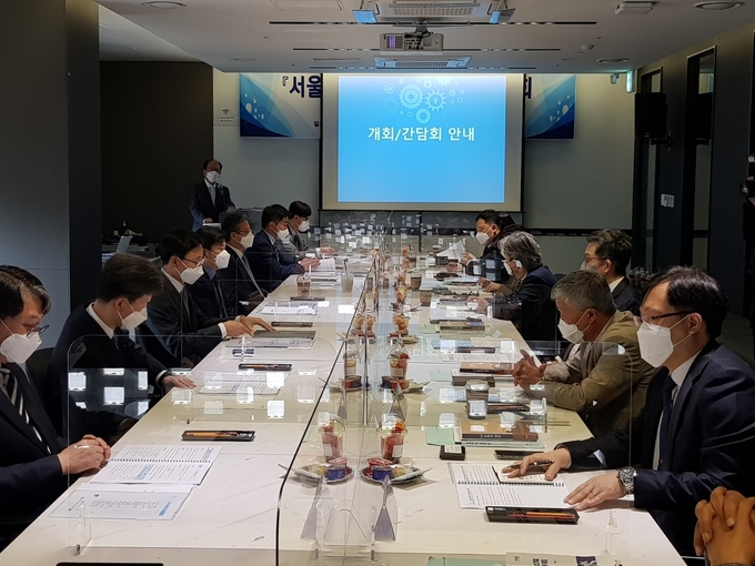 임광현 서울청장은 6일 서울 강서구 마곡산업단지를 찾아 한승우 마곡산업단지 입주기업협의회장을 비롯한 입주기업 관계자 11명과 간담회를 가졌다.(사진=서울청)