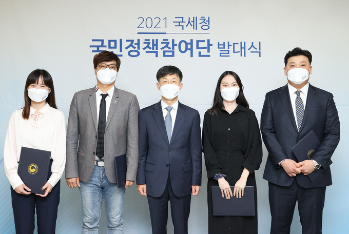 문희철 국세청 차장(중앙)이 국민정책참여단과 함께 기념사진을 촬영하고 있다.(사진=국세청)