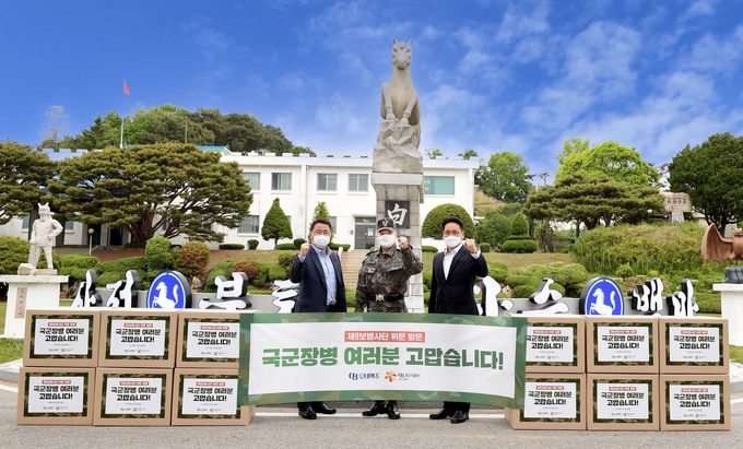 (왼쪽부터)최상범 오비맥주 부사장, 김동호 제9보병사단장, 류창욱 오비맥주 전무가 위문품 전달식 후 기념촬영을 하고 있다.(사진=오비맥주)