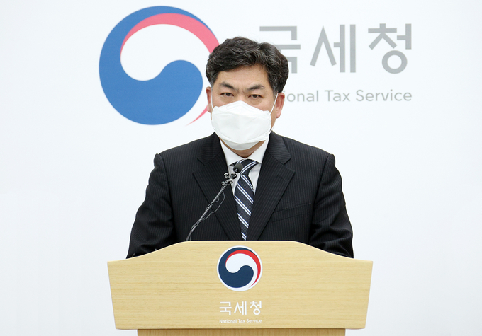김태호 국세청 자산과세국장이 13일 국세청 기자실에서 '개발지역 부동산탈세 특별조사단 289명 2차 세무조사 착수' 관련 브리핑을 하고 있다.(사진=국세청)
