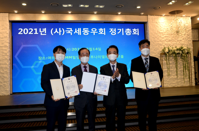 왼쪽부터 지병근 세무사, 이현우 전 대구지방회장, 전형수 회장, 신방수 세무사.
