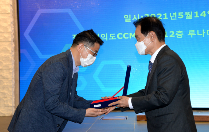 황종대 사무관(왼쪽)이 감사패를 받고 있다.