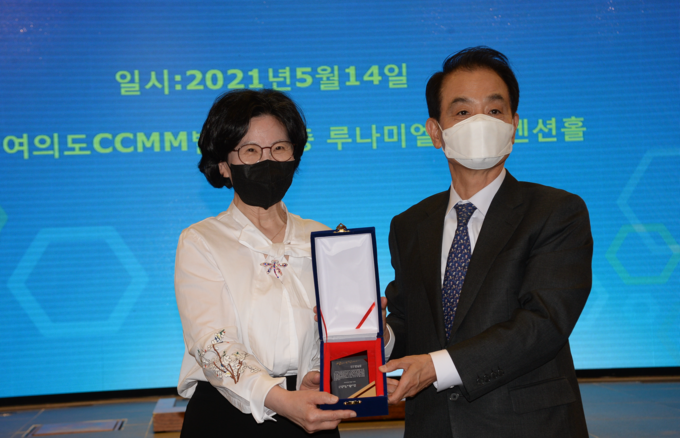 김겸순 한국세무사회 감사(왼쪽)이 조세칼럼니스트 활동 공로로 감사패를 받았다.
