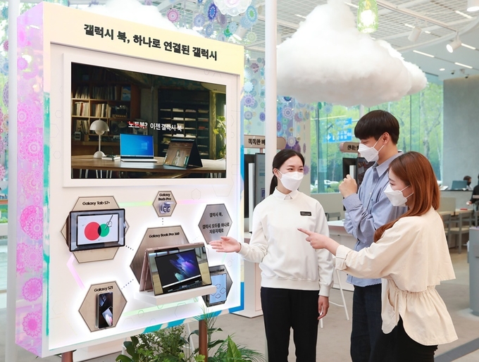 삼성 디지털프라자 삼성대치본점 ‘갤럭시 스튜디오’에서 소비자들이 스마트폰·태블릿·웨어러블 기기 등 다양한 갤럭시 기기와 쉽고 편리하게 연동되는 ‘갤럭시 북 프로’ 시리즈의 혁신적인 연결성을 체험하고 있다.(사진=삼성전자)