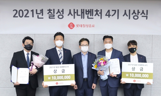 왼쪽부터 유환열 사원, 이재현 파트장, 박윤기 대표이사, 정재연 사원, 한용운 대리.(사진=롯데칠성음료)