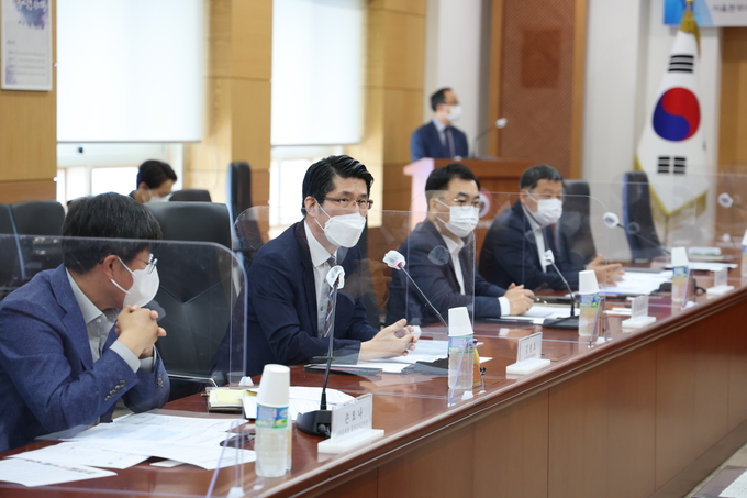 김광호 서울세관장(왼쪽두번째)이 간담회 참석자들과 애로사항에 대해 의견을 나누고 있다.(사진=서울세관)