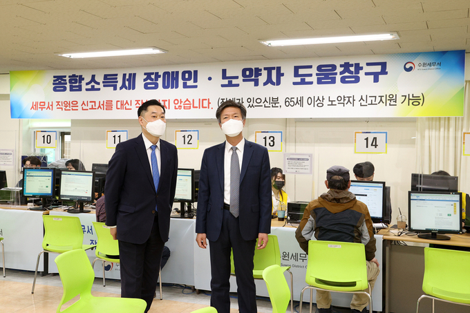 김대지 국세청장(오른쪽)이 지난 6일 수원세무서 소득세 도움창구을 찾아 신고현황을 점검하고 있다.(사진=국세청)