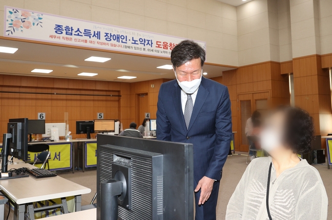 김대지 국세청장이 18일 파주세무서 소득세 도움창구에서 납세자의 의견을 경청하고 있다.(사진=국세청)