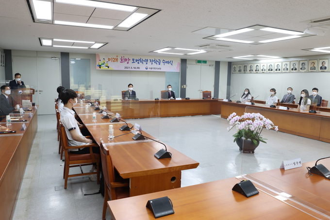 임광현 서울청장이 대동세무고 학생들과 대화의 시간을 갖고 있다.(사진=서울청)