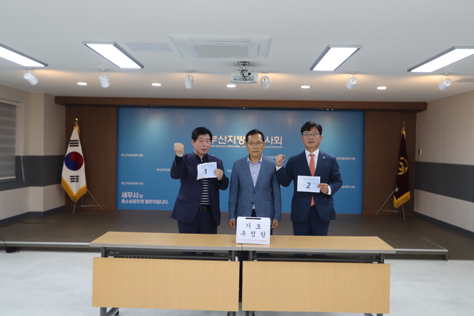 기호1번 신창주 회장후보<왼쪽>와 기호2번 황인재 회장후보<오른쪽>가 화이팅하며 선전을 다짐하고 있다.<사진=부산지방회> 
