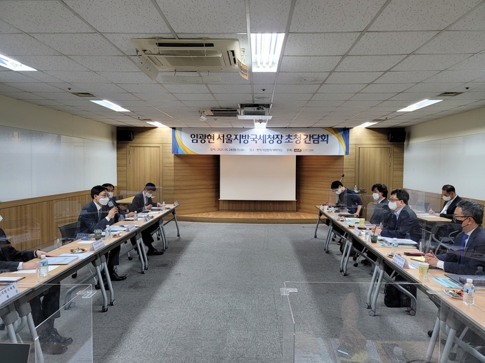 임광현 서울지방국세청장은 24일 벤처기업협회 초청 간담회에 참석해 강삼권 협회장을 비롯한 벤처기업인들과 현장 세무컨설팅 및 간담회를 가졌다.(사진=서울청)