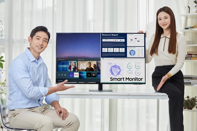 ▲ 삼성전자 모델이 삼성 스마트 모니터 M7 43형 UHD 신제품을 소개하고 있다.(사진=삼성전자)