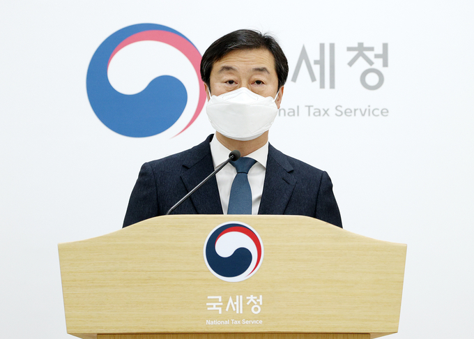  노정석 조사국장이 25일 국세청 기자실에서 코로나19 위기상황에서 반사적 이익을 누리는 레저·취미·집쿡산업 등 신종·호황분야 탈세자 67명 세무조사 관련 브리핑을 하고 있다.(사진=국세청)