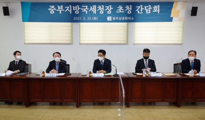김창기 중부청장(중앙)이 25일 원주상의를 방문해 상공인들과 현장소통을 이어가고 있다.(사진=중부청)