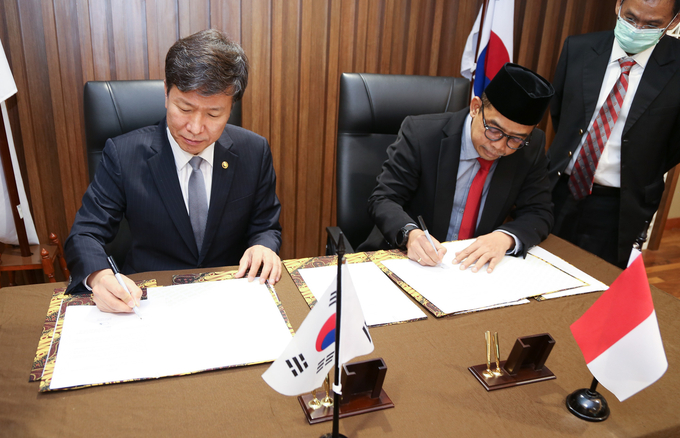 김대지 국세청장(왼쪽)과 수르요 우또모 인도네시아 국세청장이 양국 과세당국간 지속적 협력을 위한 양해각서 개정안에 서명하고 있다.(사진=국세청)