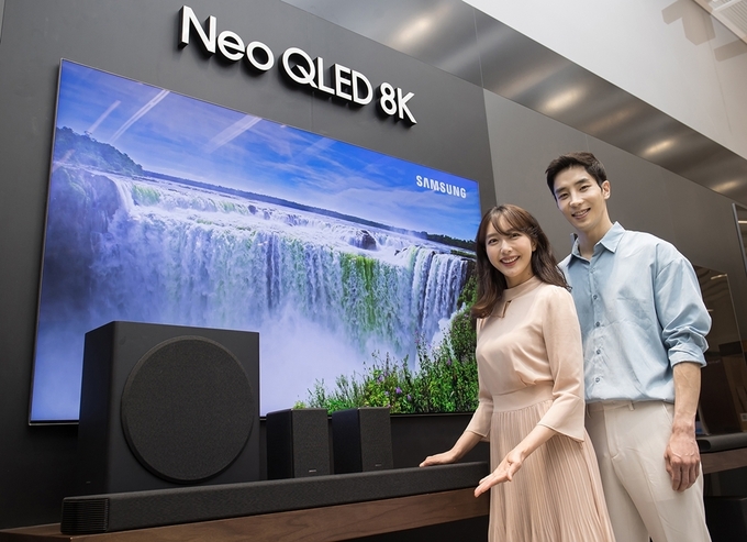 삼성전자 모델들이 삼성전자 수원 디지털시티에서 신제품 사운드바 HW-Q950A를 소개하고 있다.(사진=삼성전자)