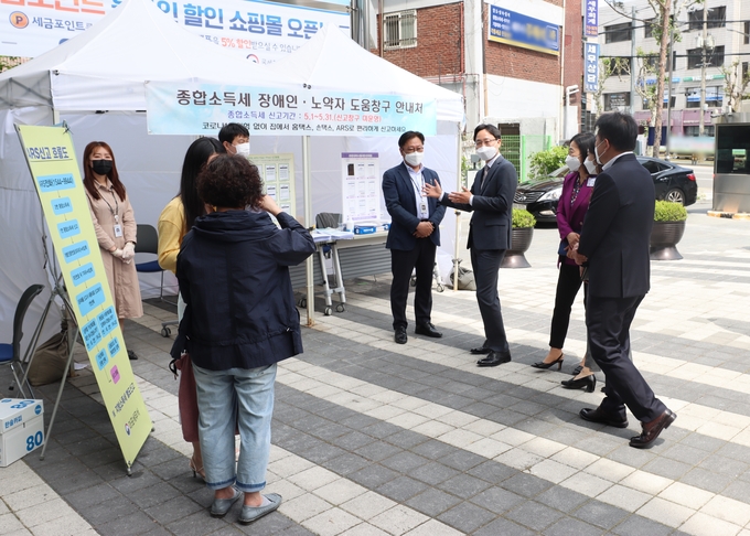 임광현 청장이 지난 12일 마포세무서를 방문해 야외 천막을 둘러보고 있다.(사진=서울지방국세청)