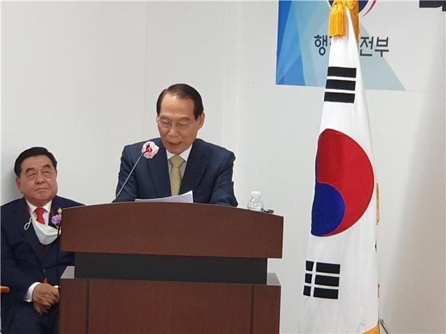 김만복 초대 대한행정사회장이 25일 총회에서 취임사를 하고 있다.(사진=대한행정사회)