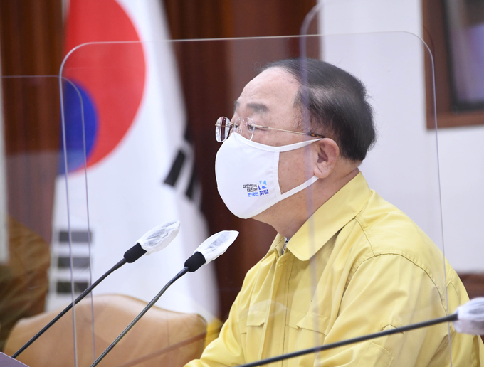 홍남기 부총리 겸 기획재정부 장관이 '제36차 비상경제 중앙대책본부회의'를 주재하고 모두발언을 하고 있다<사진=기재부>.