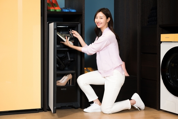 삼성전자 모델이 삼성디지털프라자 강남본점에서 탈취·건조·살균을 통해 신발을 최적의 상태로 관리해 주는 신발관리기 ‘비스포크 슈드레서’를 소개하고 있다.(사진=삼성전자)