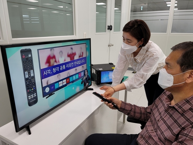 영상디스플레이사업부 담당 연구원과 시각장애 임직원이 삼성전자 수원 디지털시티에서 올해 시청각 장애인용 TV 보급사업에 선정된 제품에 대해 의견을 나누고 있다.(사진=삼성전자)