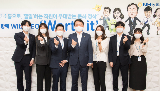 권준학 은행장(오른쪽 네 번째)이 채용연계 인턴전형에서 선발된 디지털 분야 신규직원들과 CEO 간담회를 실시하고 기념촬영을 하고 있다.(사진=NH농협은행)