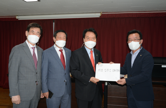 사진 왼쪽부터 황선의·김기두 부회장 후보, 김상현 회장 후보가 이동일 선거관리위원장에게 후보등록 서류를 전달하고 있다. 