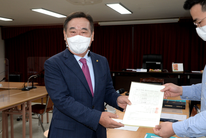 임채룡 전 서울회장이 28일 32대 한국세무사회장 예비후보자 등록을 마쳤다.