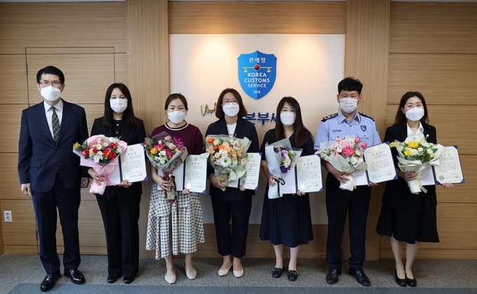 김광호 서울세관장(왼쪽)이 5월 으뜸이로 선정된 직원들과 기념촬영하고 있다.(사진=서울세관)