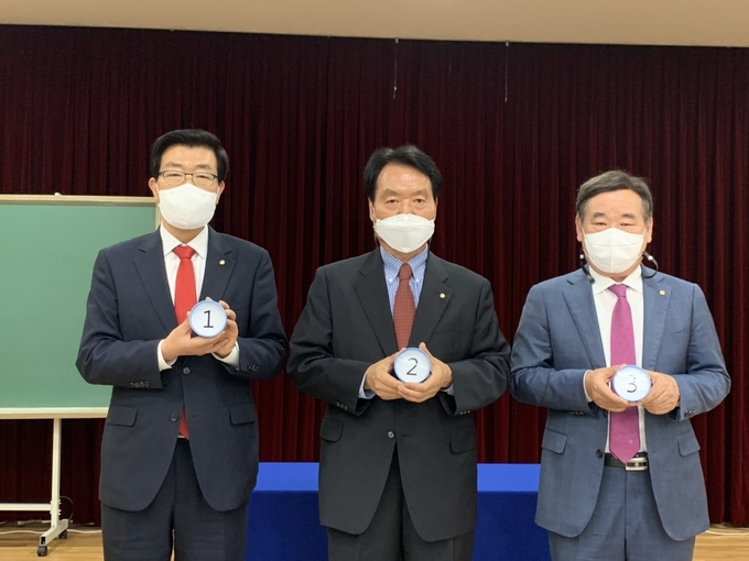 왼쪽부터 기호 1번 원경희, 기호 2번 김상현, 기호 3번 임채룡 회장 후보.