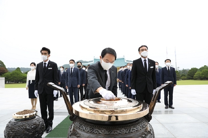 이청룡 대전청장이 3일 국립대전현충원을 찾아 참배하고 있다.(사진=대전청)