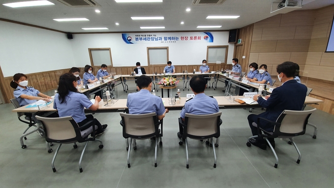 성태곤 광주세관장은 4일 대전세관을 방문, 직원과 현장 토론회를 가졌다.