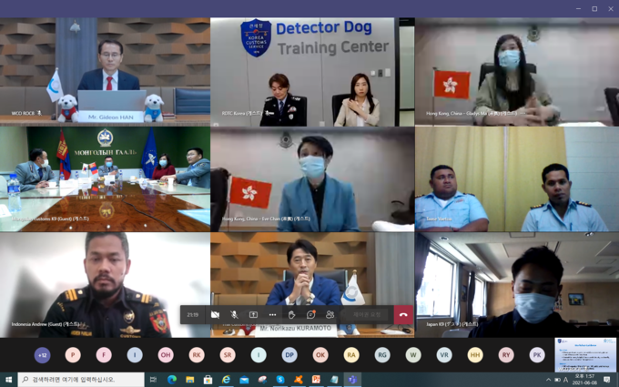 세계관세기구 아태지역 19개국 참석자들이 세계관세기구 지역 탐지견훈련센터 개소식 및 아태지역 탐지견 역량배양 워크숍에 화상회의에 참석하고 있다.(사진=관세청)