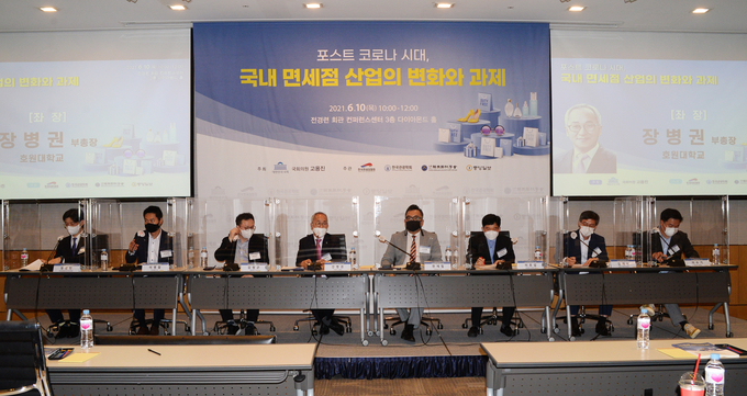 왼쪽부터 정광민 부연구위원, 이병철 교수, 김형곤 교수, 장병권 부총장, 한재필 교수, 이호섭 과장, 김재식 과장.