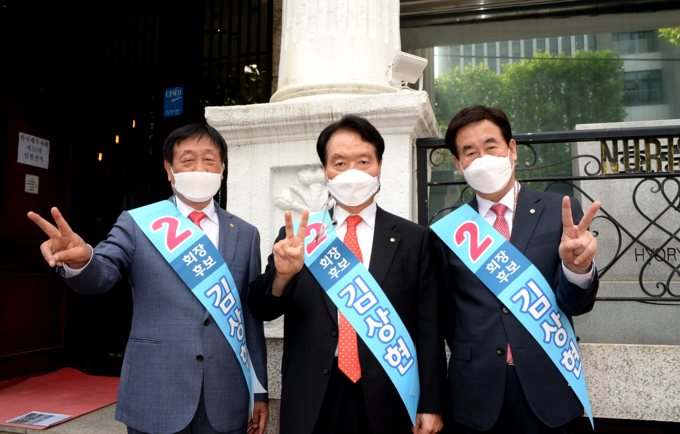 기호2번 김상현 회장후보<가운데>와 김기두<왼쪽>·황선의 부회장후보.