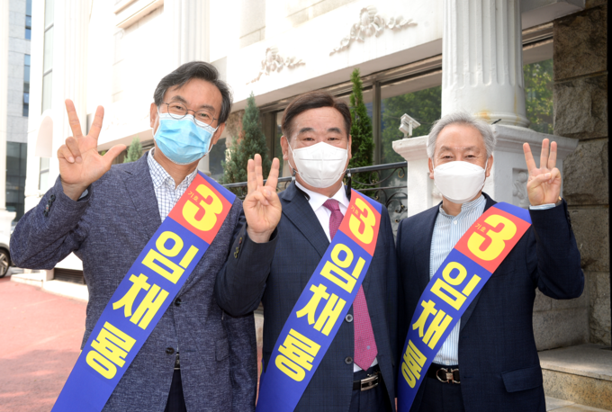 기호3번 임채룡 회장후보<가운데>와 임종석<왼쪽>·김승한 부회장후보.