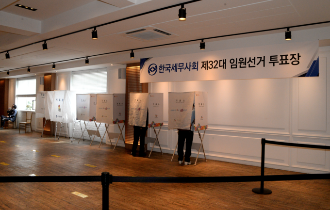 코로나19 방역 지침 준수를 위해 투표장 바닥에 거리두기 스티커를 부착해 동선을 안내했다.