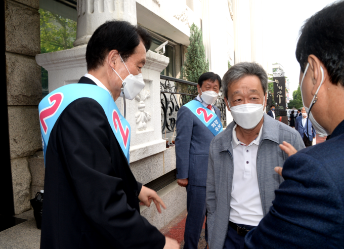 기호2번 김상현 회장후보가 투표장을 찾은 세무사들에게 인사하고 있다.