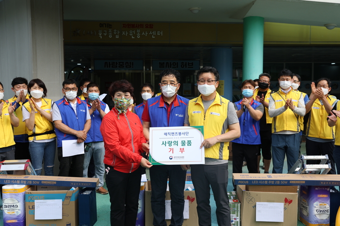 이날 봉사단은 마스크 등 방역물품을 전달하고 청소와 방역 소독도 병행했다.