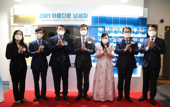 국세청은 ‘아름다운 납세자’ 홍보관을 국세청 세종청사 1층 조세박물관에 설치하고, 14일 아름다운 납세자 수상자 가운데 대표 2명을 초청해 제막식을 열었다.(사진=국세청)